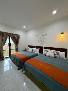 een slaapkamer met 2 bedden in een kamer bij A’famosa Villa D’amour in Melaka