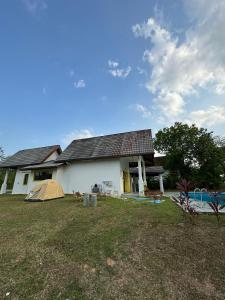 Bygningen som villaen ligger i