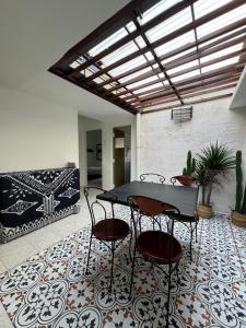 een patio met een tafel en stoelen op een tapijt bij A’famosa Villa D’amour in Melaka