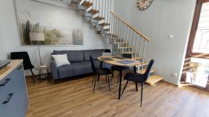 クリニツァ・モルスカにあるAPARTAMENT BULWAR PRZY PLAŻY - 100m od plażyのソファとテーブルと椅子のあるリビングルーム +33枚の写真