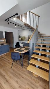 クリニツァ・モルスカにあるAPARTAMENT BULWAR PRZY PLAŻY - 100m od plażyのリビングルーム(テーブル、階段付)