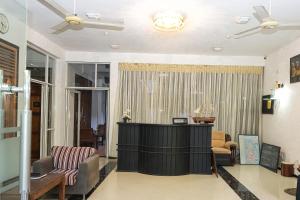 een woonkamer met een bank en een tafel bij Yala Freedom Lodge in Tissamaharama