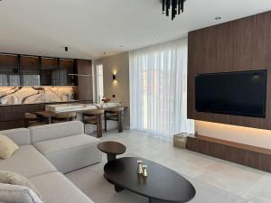 TV a/nebo společenská místnost v ubytování Cozy Elegant 2BR Apt + Free Parking next to Paradise Mall