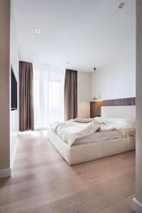 Postel nebo postele na pokoji v ubytování Cozy Elegant 2BR Apt + Free Parking next to Paradise Mall