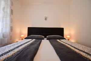 um quarto com uma cama grande e 2 almofadas em Ground floor apartment with grill em Medulin