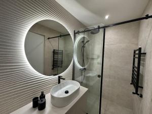 Koupelna v ubytování Cozy Elegant 2BR Apt + Free Parking next to Paradise Mall