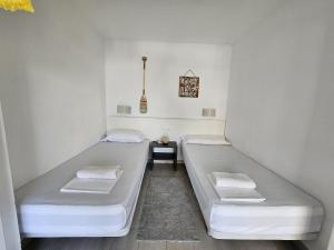 2 camas en una habitación con paredes blancas en Estudio Bermudas Beach, en Benidorm