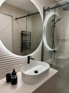 Koupelna v ubytování Cozy Elegant 2BR Apt + Free Parking next to Paradise Mall