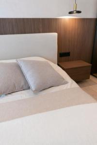 Postel nebo postele na pokoji v ubytování Cozy Elegant 2BR Apt + Free Parking next to Paradise Mall