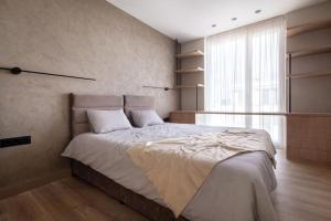 Postel nebo postele na pokoji v ubytování Cozy Elegant 2BR Apt + Free Parking next to Paradise Mall