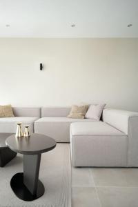 Posezení v ubytování Cozy Elegant 2BR Apt + Free Parking next to Paradise Mall