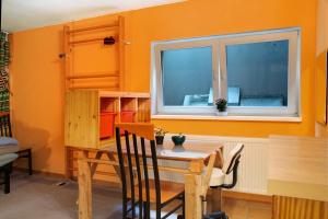 格倫沃德的住宿－Milchtütenzimmer - Upcycling，一间带桌子和窗户的用餐室