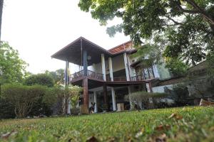 ein Haus mit einem Balkon an der Seite in der Unterkunft Yala Freedom Lodge in Tissamaharama