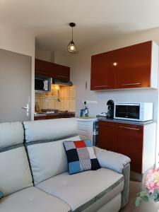 A kitchen or kitchenette at Appartement Cosy proche Mer