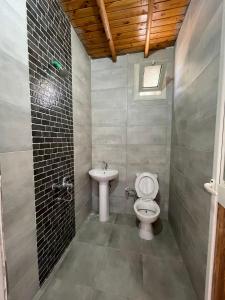 uma casa de banho com um WC e um lavatório em Auski Hostel Dahab em Dahab