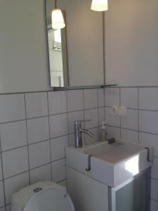 A bathroom at Eternellgården