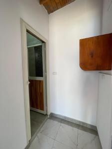 una habitación vacía con una puerta y una pared blanca en Auski Hostel Dahab en Dahab
