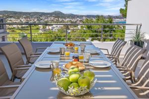 einen Tisch mit einer Schüssel Essen auf dem Balkon in der Unterkunft Articiano Villa in Faliraki