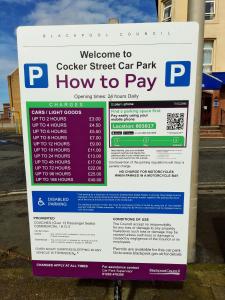 una señal de estacionamiento para un aparcamiento en una calle en Phoenix Guest House, en Blackpool