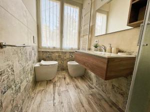 uma casa de banho com um lavatório, um WC e um espelho. em Levante Blu em La Spezia