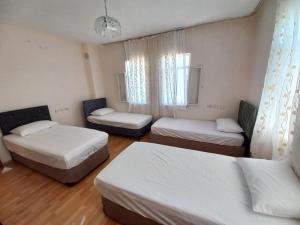 Postel nebo postele na pokoji v ubytování Adventurous Local Hostel