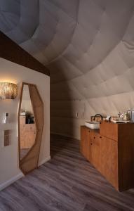 Habitación con baño con espejo y lavabo. en PAUSEAWAY at Tuwaiq House en Riad