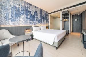 Katil atau katil-katil dalam bilik di ASTON Sorong Hotel & Conference Center
