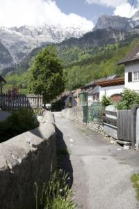 eine Straße in einem Dorf mit Bergen im Hintergrund in der Unterkunft Das spezielle Ferienhaus Heidi - b48536 in Maienfeld