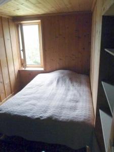a bed in a small room with a window at Das spezielle Ferienhaus Heidi - b48536 in Maienfeld