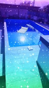 una piscina blu di notte con luci di Apartments Calimero a Mostar