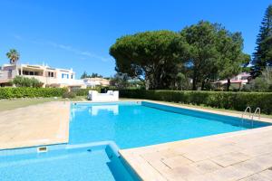 une piscine dans une villa avec une maison dans l'établissement Fig Villa- CleverDetails, Sleep 8, Pool, Children Playground, Ténis court, à Vilamoura