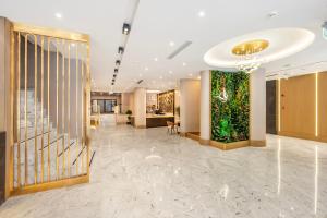 een lobby met een grote groene muur bij Hotel Bristol in Istanbul