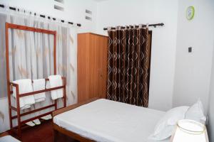 - une petite chambre avec un lit et une fenêtre dans l'établissement Majestic Villa, à Galle