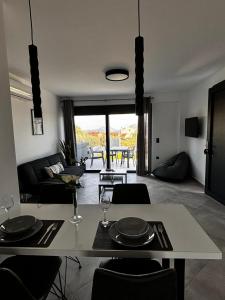 sala de estar con mesa de comedor y sala de estar en LUXURY VILLAS AKTI, en Aliveri