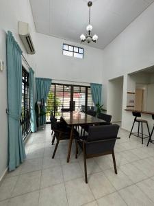 un comedor con mesa y sillas en una habitación en A’famosa Villa D’faro Private Swimming Pool, en Melaka