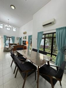 comedor con mesa y sillas en A’famosa Villa D’faro Private Swimming Pool, en Melaka
