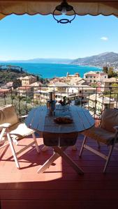 einen Tisch auf einem Balkon mit Meerblick in der Unterkunft Liguria Holidays- La casa di Sara in Camogli