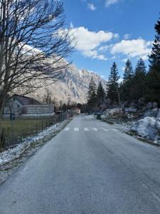 un camino vacío con una montaña en el fondo en bujtina 2 en Valbonë