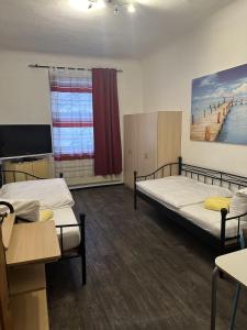 una habitación con 2 camas y una pintura de un muelle en Sultanias Homesharing, en Núremberg