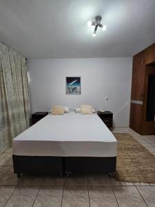 1 dormitorio con 1 cama grande en una habitación en IKA Apart Hotel, en Brasilia