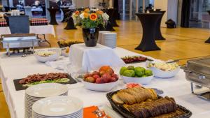 - un buffet de plats sur une table avec des bols de nourriture dans l'établissement Sportsby Vejen - Danhostel, huse og lejligheder, à Vejen