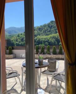 vistas a un patio con mesa y sillas en Aphrodite Hills Apartments-Stara Planina en Crni Vrh