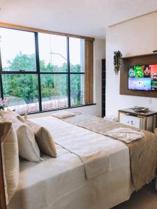 Cama grande en habitación con ventana grande en HOTEL VIANA, en Barra do Corda