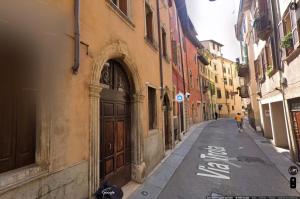 un vicolo con una persona che cammina per strada di SOFIA ROOMs a Verona