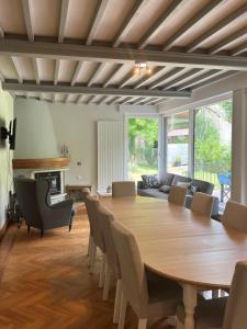 a large dining room with a table and a couch at Chez Néo in Doucier