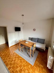 uma sala de estar com uma mesa e um sofá em Dino apartment em Sarajevo