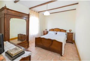 een slaapkamer met een groot bed en een spiegel bij Nonna Lella Bed and Breakfast in Calvanico
