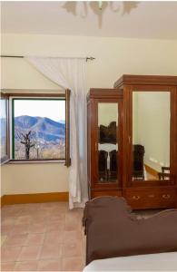 een slaapkamer met een bed en een groot raam bij Nonna Lella Bed and Breakfast in Calvanico