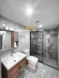 瓦迪拉姆的住宿－Rum Laverne Luxury Camp，浴室配有白色卫生间和盥洗盆。