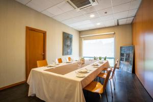 a dining room with a long table and chairs at Posadas de España Pinto in Pinto